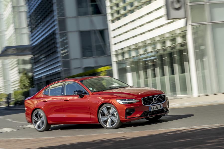  Volvo S60 T8 R-Design 2018 года  (WW) (фото 14 из 40)